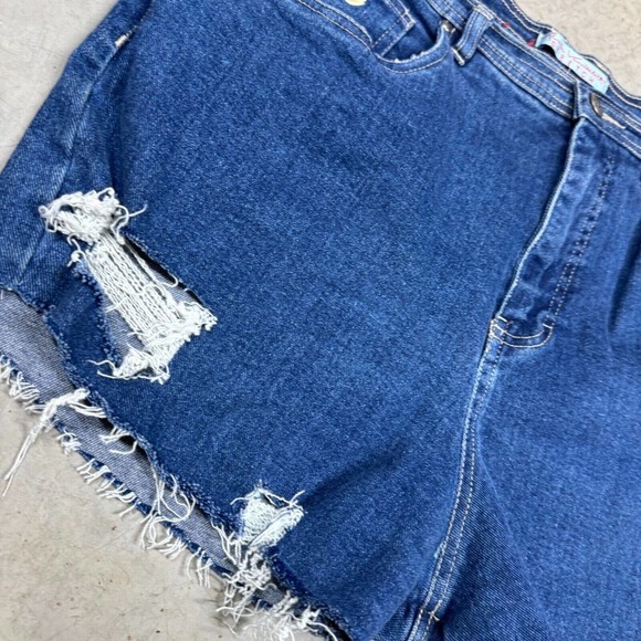 Gloria Vanderbilt Stretch Distressed Blue Jeans Cut Off Shorts Sz 16 - Picture 3 of 10